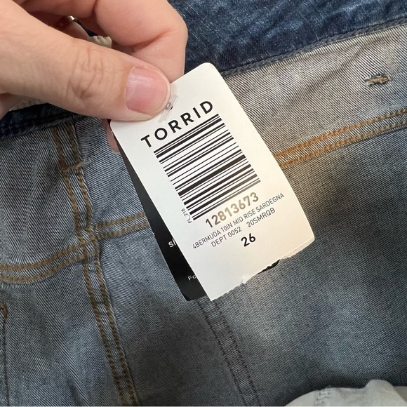 *NEW* Torrid Denim Bermuda Vintage Stretch Mid Rise Shorts - Picture 10 of 14